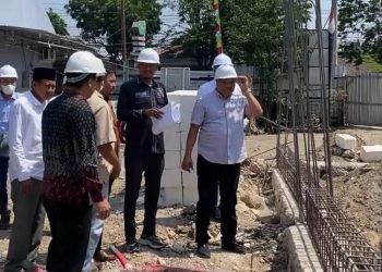 Rombongan Komisi IV DPRD Gresik bersama Wakil Ketua DPRD Gresik H. Mujid Riduan saat sidak proyek pembangunan Puskesmas Kepatihan di Kecamatan Menganti, Senin (24/8/2026). (Instagram/@dprd_gresik)