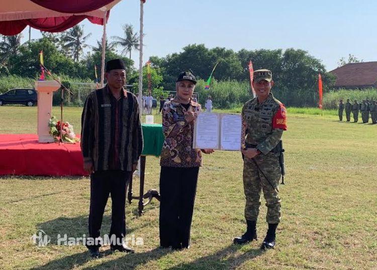 Bupati Tika Apresiasi TMMD Bangun Jalan Desa Wirosari Kendal Sepanjang 650 Meter - Harianmuria Bupati Dyah Kartika Permanasari bersama Kepala Desa Wonosari Mustagfirin dan Komandan Kodim 0715/Kendal Letkol Inf Ade Sohali, menunjukkan dokumen hasil pelaksanaan TMMD Sengkuyung Tahap III TA 2026 di Desa Wonosari, Kecamatan Patebon, Kamis (13/8/2026). (Elza Nur F/Harianmuria.com)