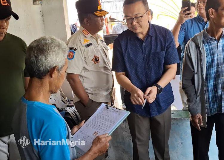 Skema Ganti Untung Ditolak, Pakuwon Pastikan Rumah Warga Gombel Diperbaiki - Harianmuria Salah seorang warga saat ditemui pihak Pakuwon untuk dilakukan pendataan bagi rumah yang mengalami kerusakan, Rabu (12/8). (Syahril Muadz/Harianmuria.com)
