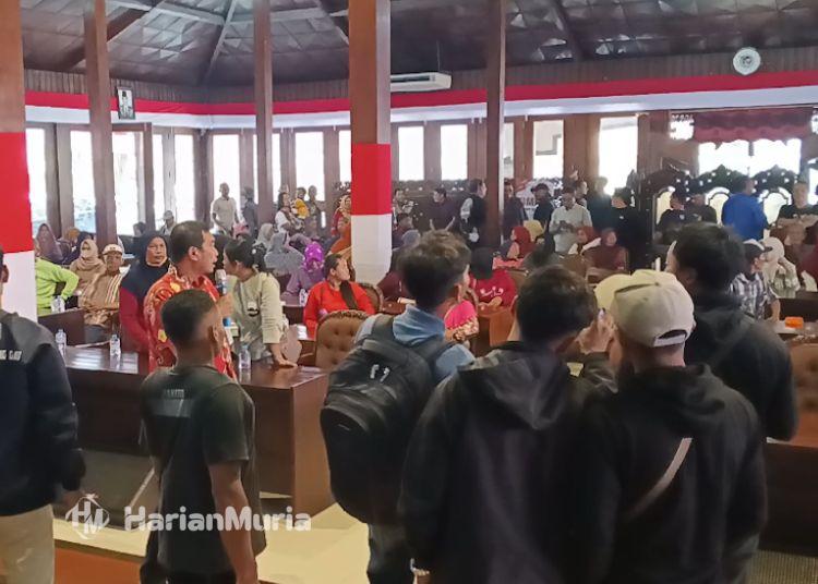 Warga Blimbing Blora Pertanyakan Pengelolaan 30 Persen Hasil Jual Minyak - Harianmuria Suasana audiensi antara warga Dukuh Blimbing, Desa Gandu, Kecamatan Bogorejo, dengan pihak terkait di DPRD Blora, Kamis, 20 Agustus 2026. (Eko Wicaksono/Harianmuria.com)