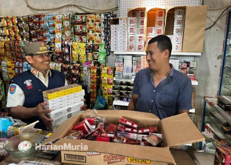 Kejari Jepara Catat PNBP Rp2,1 Miliar, Pemulihan Aset Jadi Fokus Penegakan Hukum - Harianmuria Satgas Pemberantasan BKC Ilegal saat melakukan operasi pemberantasan rokok ilegal di sejumlah toko dan warung kelontong di Jepara. pada Kamis (20/8/2026). (Tomi Budianto/Harianmuria.com)