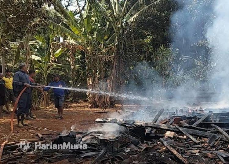 Kebakaran Rumah di Jepara Akibatkan Pemilik Rugi Puluhan Juta, Diduga Akibat Kompor Masih Nyala - Harianmuria Proses pemadaman api di Desa Ngasem, Kecamatan Batealit, Jepara, Rabu, 19 Agustus 2026. (Tomi Budianto/Harianmuria.com)