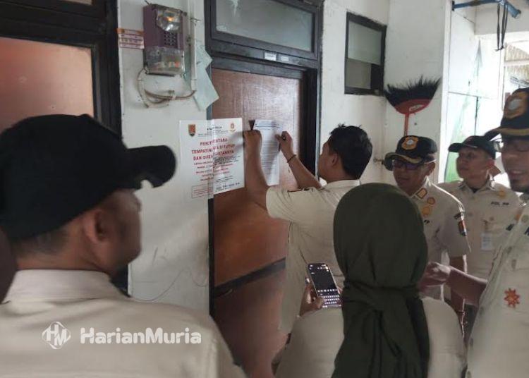 Tak Bayar Tunggakan, 22 Unit Kamar Rusun Kudu Semarang Disegel Petugas - Harianmuria Petugas Satpol PP saat menempelkan stiker penyegelan di Rusun Kudu, Kota Semarang, Rabu, 19 Agustus 2026. (Syahril Muadz/Harianmuria.com)