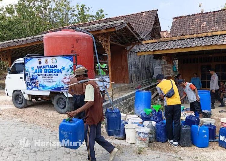 98 Desa di Blora Krisis Air Bersih, BPBD Salurkan Bantuan 377 Tangki - Harianmuria Distribusi bantuan air bersih kepada masyarakat yang terdampak kekeringan di Kabupaten Blora. (Eko Wicaksono/Harianmuria.com)