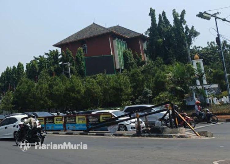 Empat Kali Ditabrak Truk, Portal Pembatas Jrakah Kota Semarang Kembali Roboh - Harianmuria Tampak portak pembatas di kawasan Jrakah, Kecamatan Ngaliyan, Kota Semarang, yang roboh usai ditabrak truk, Senin, 10 Agustus 2026. (Syahril Muadz/Harianmuria.com)