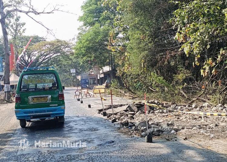 Jalan Semarang-Purwodadi di Grobogan Diperbaiki, Polisi Siapkan Rekayasa Lalu Lintas - Harianmuria Proyek perbaikan di Jalan Semarang-Purwodadi, wilayah Desa Bringin, Kecamatan Godong, Kabupaten Grobogan, Jawa Tengah. Senin(10/8). (Ahmad Abror/Harianmuria.com)