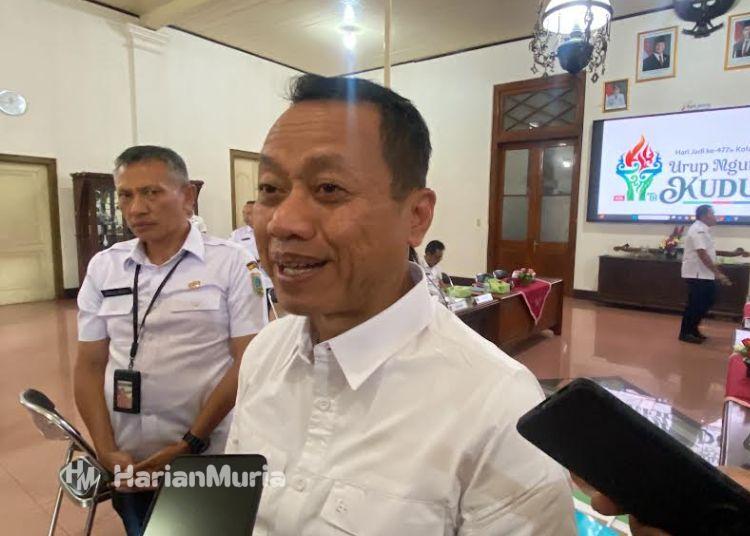 Anggaran Hari Jadi Kudus Tembus Rp3,9 Miliar, Bupati Sam’ani: dari Sponsor - Harianmuria Bupati Kudus, Sam’ani Intakoris, saat diwawancarai usai rapat persiapan Hari Jadi Kudus ke-477 di Pendopo Kabupaten Kudus, Rabu (5/8). (Nisa Hafizhotus S/Harianmuria.com)