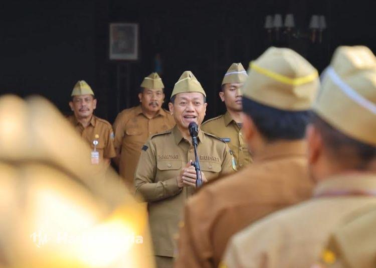 Bupati Sam'ani Minta Seluruh ASN Kudus Jauhi Judol Hingga Pinjol - Harianmuria Bupati Kudus, Sam’ani Intakoris saat memimpin apel pagi pegawai di Halaman Pendopo Kabupaten Kudus, Senin (10/8). (Nisa Hafizhotus S/Harianmuria.com)