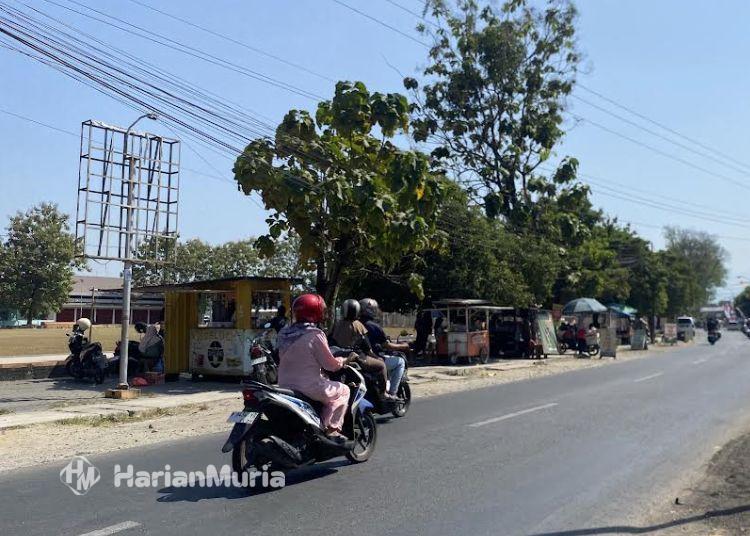 Jelang Srikandi Merdeka Cup, Pemkab Kudus Mulai Menata PKL di Lapangan Rendeng - Harianmuria Tampak PKL yang berjualan di sekitar Lapangan Desa Rendeng, Kecamatan Kota, Kabupaten Kudus. (Nisa Hafizhotus S/Harianmuria.com)