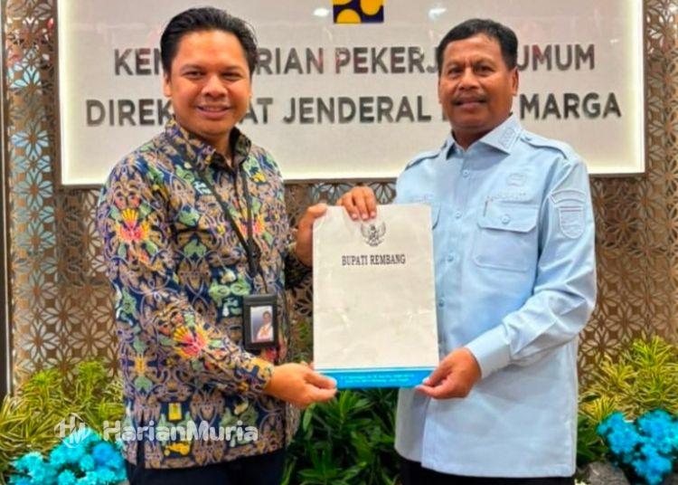 Bupati Rembang Pastikan Usulan Perbaikan Jalan Lewat IJD Masuk ke Pemerintah Pusat - Harianmuria Bupati Rembang Harno saat berkonsultasi dengan Dirjen Bina Marga di Jakarta baru baru ini. (Vicky Rio/Harianmuria.com)