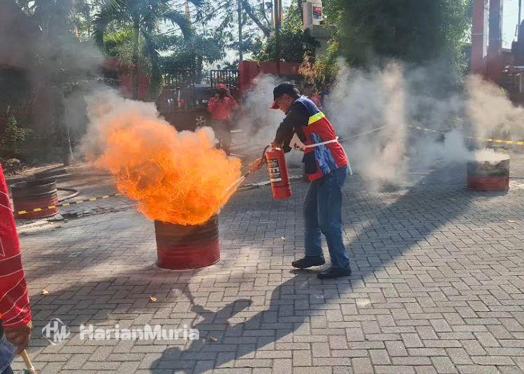 176 Redkar Semarang Berkompetisi Menjinakkan Api Hingga Evakuasi Korban - Harianmuria Salah satu peserta saat mencoma memadamkan api dengan APAR dalam kompetisi kesiapsiagaan di Kantor Damkar Kota Semarang pada Sabtu (8/8). (Syahril Muadz/Harianmuria.com)