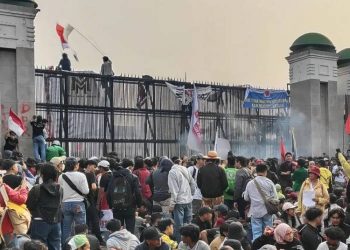 Sejumlah massa demo dari elemen mahasiswa dan kelompok masyarakat memadati depan gedung DPR/MPR RI, Kamis (27/8/2026). (Antara)