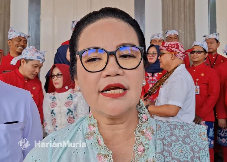 HUT ke-81 RI, Wali Kota Semarang Minta Semangat Kemerdekaan Tak Berhenti di Seremoni - Harianmuria Wali Kota Semarang, Agustina Wilujeng Pramestuti, memberi keterangan kepada awak media usai memimpin upacara HUT ke-81 RI di Halaman Balai Kota Semarang, Senin, 17 Agustus 2026. (Syahril Muadz/Harianmuria.com)