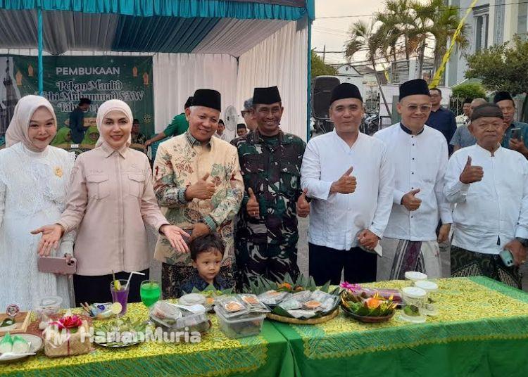 Warga Kaliwungu Kendal Sambut Maulid Nabi dengan Tradisi Weh-wehan - Harianmuria Bupati Kendal, Dyah Kartika Permanasari (kedua kiri), menghadiri pembukaan Festival Maulid Nabi Muhammad SAW di Masjid Al-Muttaqin, Kaliwungu pada Jumat, 21 Agustus 2026. (Anik Kustiani/Harianmuria.com)