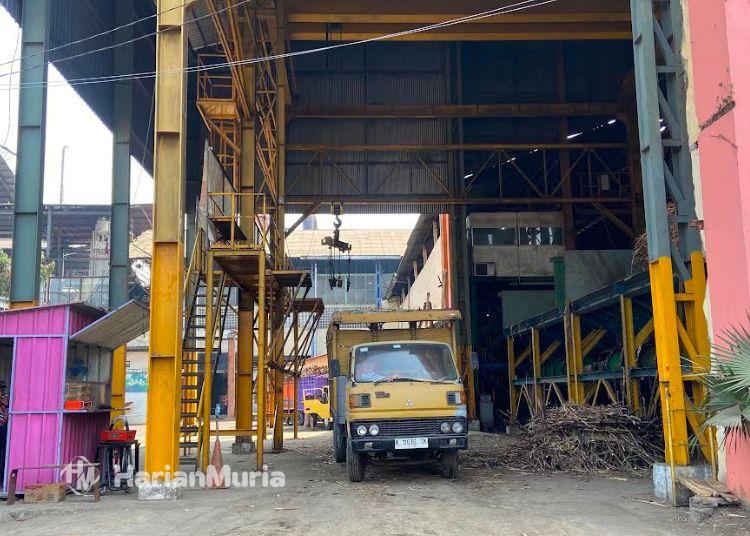 Warga Keluhkan Asap dan Debu Aktivitas Industri PG Rendeng Kudus - Harianmuria ILUSTRASI: Sebuah truk terparkir di area PG Rendeng Kudus belum lama ini. (Fahtur Rohman/Harianmuria.com)