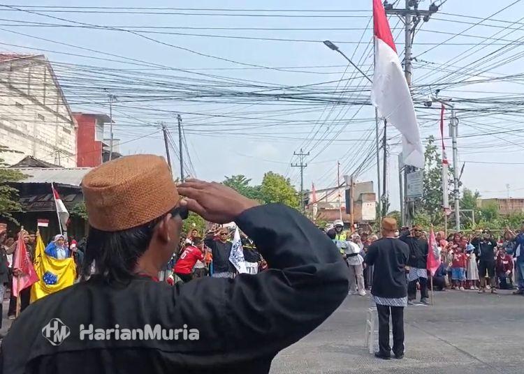 Warga dan Komunitas Ontel Grobogan Khidmat Hormati Detik-Detik Proklamasi - Harianmuria Warga berkumpul memberi hormat kepada Sang Saka Merah Putih peringatan HUT Kemerdekaan Republik Indonesia di simpang Jalan Raya Solo-Purwodadi, Kelurahan/Kecamatan Purwodadi pada Senin, 17 Agustus 2026. (Ahmad Abror/Harianmuria.com)