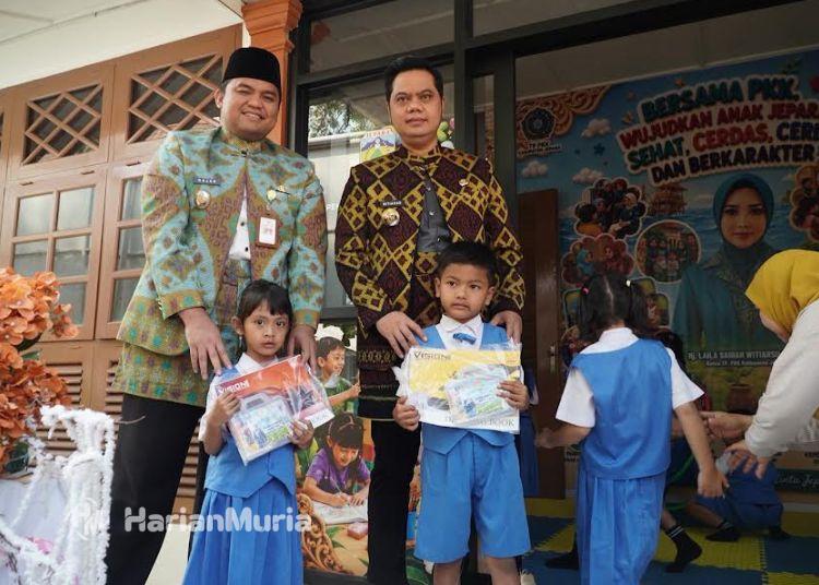 Pojok Pelangi Kartini Jadi Ruang Ramah Anak di Pendopo Jepara - Harianmuria Bupati Jepara, Witiarso Utomo (Mas Wiwit), didampingi Wakil Bupati Jepara M. Ibnu Hajar (Gus Hajar), saat meresmikan program Pojok Pelangi Kartini.(Dok. for Harianmuria.com)