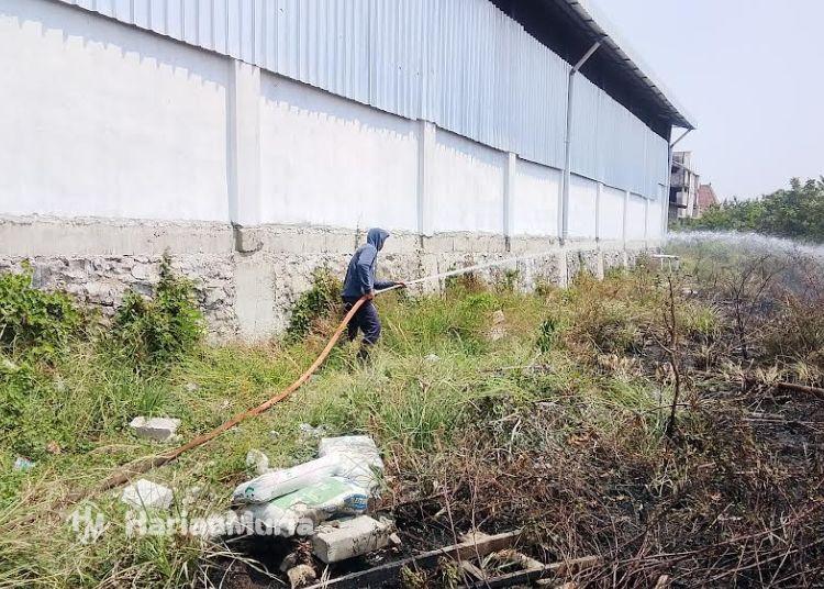 KDMP di Tedunan Jepara Nyaris Terbakar Imbas Pembakaran Sampah Sembarangan - Harianmuria Damkar Jepara melakukan upaya pemadaman lahan yang terbakar di sekitar Koperasi Desa Merah Putih (KDMP) Desa Tedunan, Kecamatan Kedung, Kabupaten Jepara, Jumat, 14 Agustus 2026. (dok. for Harianmuria.com)