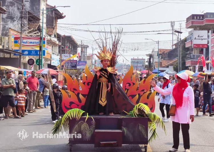 Iring-iringan Pelajar PAUD hingga SMA Meriahkan Kirab Budaya Merah Putih Jepara - Harianmuria Pelajar TK ikut menampilkan tradisi dalam Kirab Budaya Merah Putih Kabupaten Jepara, Selasa, 18 Agustus 2026. (dok. for Harianmuria.com)