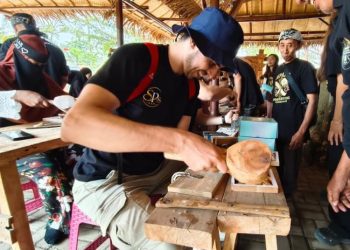 Mahasiswa dari 14 Negara Belajar Langsung Membuat Ukiran Jepara