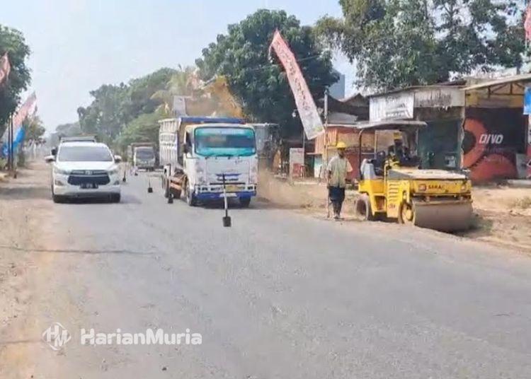 Perbaikan Jalan Jepara-Kelet Dimulai, Bupati Witiarso: Ini Jawaban Harapan Masyarakat - Harianmuria Proses perataan dan pemadatan pondasi ruas jalan Jepara-Kelet di Desa Sekuro, Kecamatan Mlonggo, Kabupaten Jepara. (Dok. for Harianmuria.com)