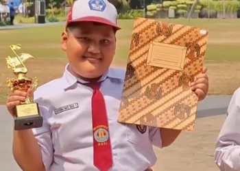 Penyanyi Cilik Pati Krishna Sakti Raih Juara 1 Kompetisi di Thailand, Jadi Inspirasi Anak Muda - Harianmuria Krishna Sakti Budi Purbaya, siswa SD Pati Wetan 01, meraih Juara 1 kompetisi musik internasional di Thailand dan mendapat apresiasi Pemkab Pati.