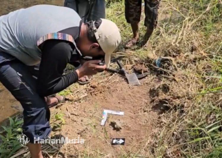 Warga Temukan Benda Diduga Fosil di Tepi Sungai Piji Kudus - Harianmuria Peneliti BRIN saat mengidentifikasi temuan benda diduga fosil di tepi Sungai Piji Kudus. (Dok. for Harianmuria.com)