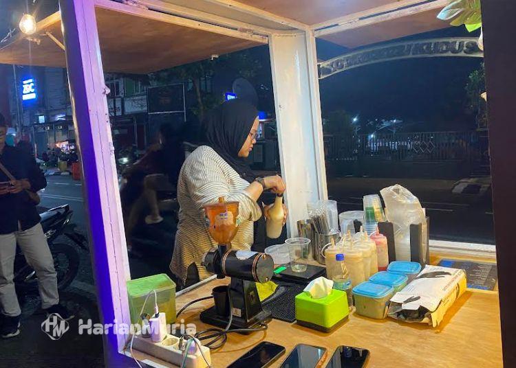 119 Street Coffee di Kudus Sudah Kantongi Izin, Kawasan PKL Bakal Ditata - Harianmuria Pedagang street coffee di area Jalan Jenderal Soedirman, Selasa malam, 4 Agustus 2026. (Fahtur Rohman/Harianmuria.com)