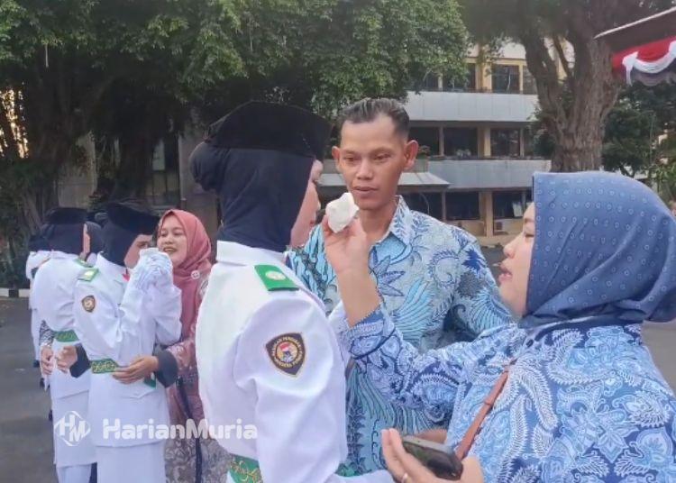 Momen Haru Pengukuhan Paskibraka Kudus 2026, Tangis Para Pasukan Pecah - Harianmuria Momen haru orang tua menemui anggota Pasukan Pengibar Bendera Pusaka Kabupaten Kudus usai pengukuhan di Pendopo Kabupaten Kudus, Jumat, 14 Agustus 2026. (Ahmad Abror/Harianmuria.com)