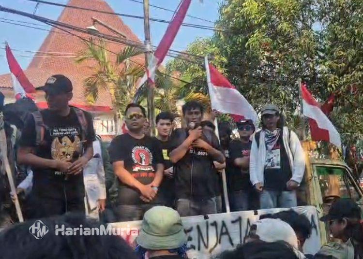 Aksi Reuni di Pati, AMPB Desak Paripurna Dukung Pengesahan RUU Perampasan Aset - Harianmuria Koordinator aksi, Teguh Istiyanto menyuarakan tuntutan salah satunya mengenai RUU Perampasan Aset di depan Gedung DPRD Pati, Kamis, 13 Agustus 2026. (Harianmuria.com)