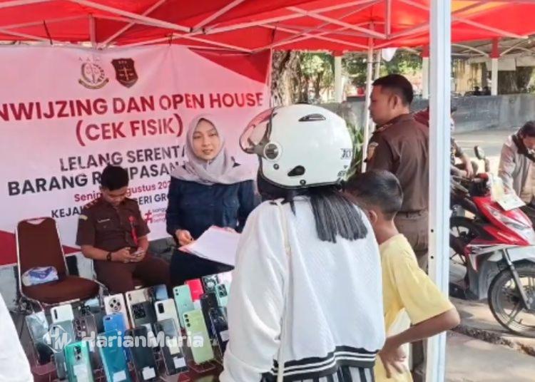 Kejari Grobogan Buka Lelang 39 Barang Rampasan Negara, Ada Motor dan Puluhan HP - Harianmuria Kejari Grobogan menggelar pameran Aanwijzing untuk mengecek langsung kondisi fisik barang lelang pada Senin, 10 Agustus 2026. (Ahmad Abror/Harianmuria.com)
