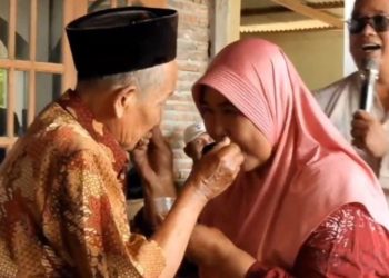 Tradisi Rabu Wekasan di Grobogan, Pasangan Saling Usap Jenang ke Wajah untuk Tolak Bala - Harianmuria Tradisi Rabu Wekasan di Grobogan, Pasangan Saling Usap Jenang ke Wajah untuk Tolak Bala