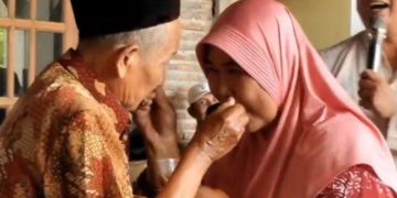 Tradisi Rabu Wekasan di Grobogan, Pasangan Saling Usap Jenang ke Wajah untuk Tolak Bala