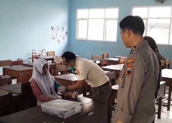 424 Warga Gembong Pati Diduga Keracunan MBG, Balita dan Ibu Menyusui Ikut Terdampak - Harianmuria Petugas kesehatan memeriksa siswa salah satu sekolah di di Kecamatan Gembong, Pati menunjukkan gejala keracunan usai menyantap menu MBG. (Mutia Parasti/Harianmuria.com)