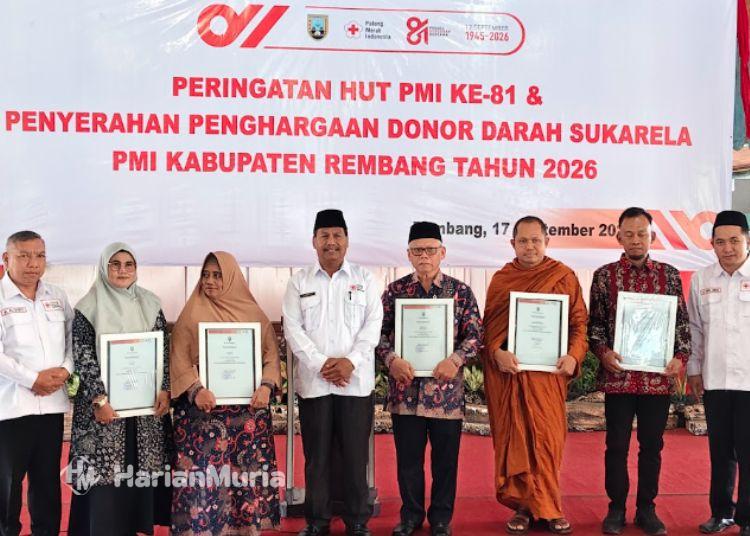73 Pendonor Darah Rembang Raih Penghargaan, 3 Orang Tembus 100 Kali Donor - Harianmuria Bupati Rembang Harno (keempat kiri) bersama para pendonor darah sukarela dalam peringatan HUT ke-81 PMI di Pendopo Museum Kartini pada Kamis, 17 September 2026. (Vicky Rio/Harianmuria.com)
