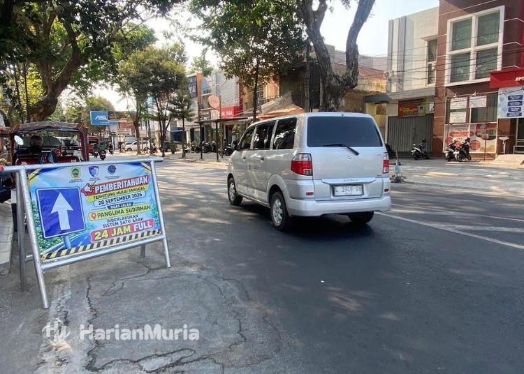 Jangan Asal Terobos, Jalan Jenderal Sudirman Pati Kini Satu Arah 24 Jam - Harianmuria POTRET: Papan informasi pemberlakuan jalur satu arah di Jalan Jenderal Sudirman, Kabupaten Pati. (Fahtur Rohman/Harianmuria.com)