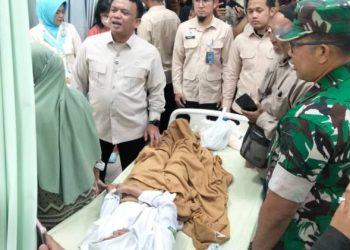Wakil Kepala Badan Gizi Nasional (BGN) Mayjen Purn TNI Trenggono saat menjenguk siswa yang diduga mengalami keracunan MBG di Kabupaten Pati, Jawa Tengah, Kamis (10/9).