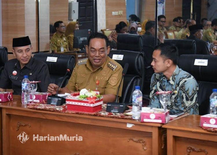 Grobogan Jadi Lokasi Program LSDP, Dorong Transformasi Pengelolaan Sampah - Harianmuria Bupati Grobogan Setyo Hadi (tengah) didampingi Sekda Anang Armunanto menerima kunjungan tim LSDP di ruang Rapat Wakil Bupati pada Senin, 31 Agustus 2026. (dok for Harianmuria.com)