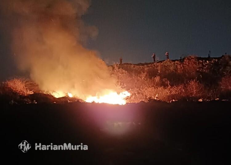 TPA Jatibarang Semarang Terbakar, 7 Armada Damkar Dikerahkan untuk Padamkan Api - Harianmuria Kobaran api melalap sampah di TPA Jatibarang, Kota Semarang, Selasa dini hari, 29 September 2026. (Syahril Muadz/Harianmuria.com)