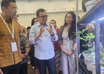 Kepala Badan Karantina Indonesia (Barantin) Abdul Kadir Karding berkeliling di pameran Floriculture Indonesia International (FLOII) tahun 2026 di ICE BSD, Kabupaten Tangerang, Banten pada Kamis (17/9/2026).
