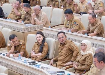 Gubernur Jateng Ahmad Luthfi, Gubernur Maluku Utara Sherly Tjoanda, Gubernur Kalimantan Timur Rudy Mas’ud, dan Gubernur Jatim Khofifah Indar Parawansa, duduk berdmapingan dalam RDP bersama pimpinan DPR RI dan Menteri Dalam Negeri Tito Karnavian.