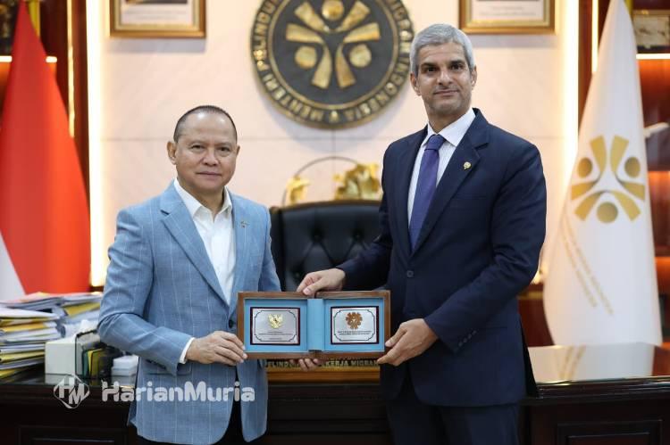 Kuwait Minta Tambahan Pekerja Migran Indonesia, Ini Sektornya - Harianmuria Menteri P2MI Mukhtarudin menandatangani kerja sama ketenagakerjaan bilateral dengan Pemerintah Kuwait melalui Duta Besar Kuwait untuk Indonesia, H.E. Mr. Khalid Jassim Alyassin, di Kantor KP2MI, Jakarta, Senin (21/9/2026).