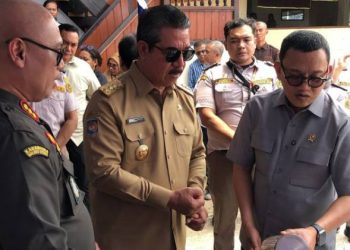 Kepala Badan Karantina Indonesia (Barantin) Abdul Kadir Karding meninjau olahan produk pertanian di Ambon, Selasa (22/9/2026).