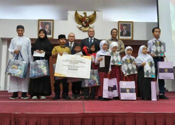 Menteri Hukum dan Menteri P2MI Bersinergi, Kepastian Kewarganegaraan dan Pendidikan Anak PMI Jadi Prioritas - Harianmuria Penyerahan bantuan pendidikan kepada 25 anak PMI di Kedutaan Besar Republik Indonesia (KBRI) Kuala Lumpur, Malaysia, Kamis (3/9/2026). (Dok. KP2MI)
