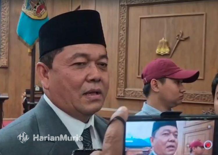 Minta Pengawasan Program MBG Diperketat, Ketua DPRD Pati: Harus Sesuai Standar - Harianmuria Ketua DPRD Kabupaten Pati Ali Badrudin memberikan keterangan kepada awak media usai melantik anggota DPRD Pati Pergantian Antar Waktu (PAW) di ruang rapat paripurna DPRD Pati, Jumat, 25 September 2026. (dok for Harianmuria.com)