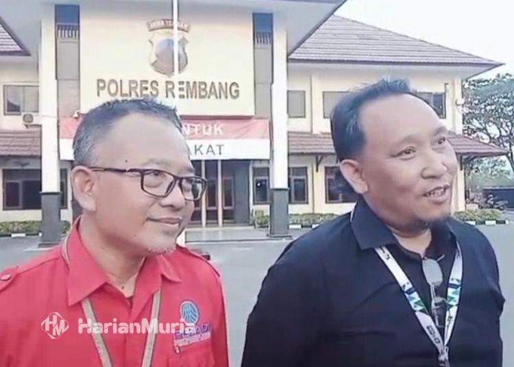 Oknum Kades di Kragan Rembang Dilaporkan ke Polisi Soal Dugaan Penipuan - Harianmuria Kuasa hukum pelapor, Jalaludin, (kanan), didampingi Ali Hadi (kiri), memberikan keterangan terkait laporan dugaan penipuan, penggelapan dan pemerasan ke Polres Rembang. (Vicky Rio/Harianmuria.com)