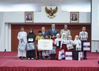 Penyerahan bantuan pendidikan kepada 25 anak PMI di Kedutaan Besar Republik Indonesia (KBRI) Kuala Lumpur, Malaysia. (Dok KP2MI)