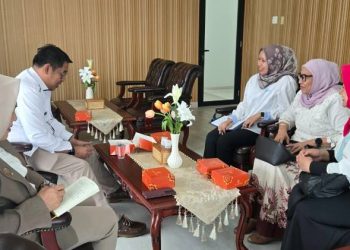 Dirjen Pemberdayaan KP2MI Dr. Muh. Fachri (kiri) tengah berdiskusi terkait kolaborasi pelindungan PMI dengan Muslimat NU, Rabu (9/9/2026).