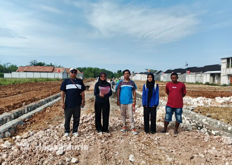 Penyerahan PSU Perumahan di Blora Seret, Pengembang Tak Terlacak Jadi Kendala - Harianmuria Pegawai Dinrumkimhub Blora melakukan survei di lokasi perumahan baru-baru ini. (Dok. Dinrumkimhub Blora/Harianmuria.com)