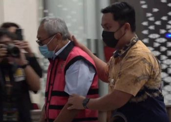 Petugas menggiring salah satu tersangka kasus korupsi tata kelola nikel ke mobil tahanan di Kejaksaan Agung, Jakarta, Jumat (26/9/2026). (Antara/Harianmuria.com)